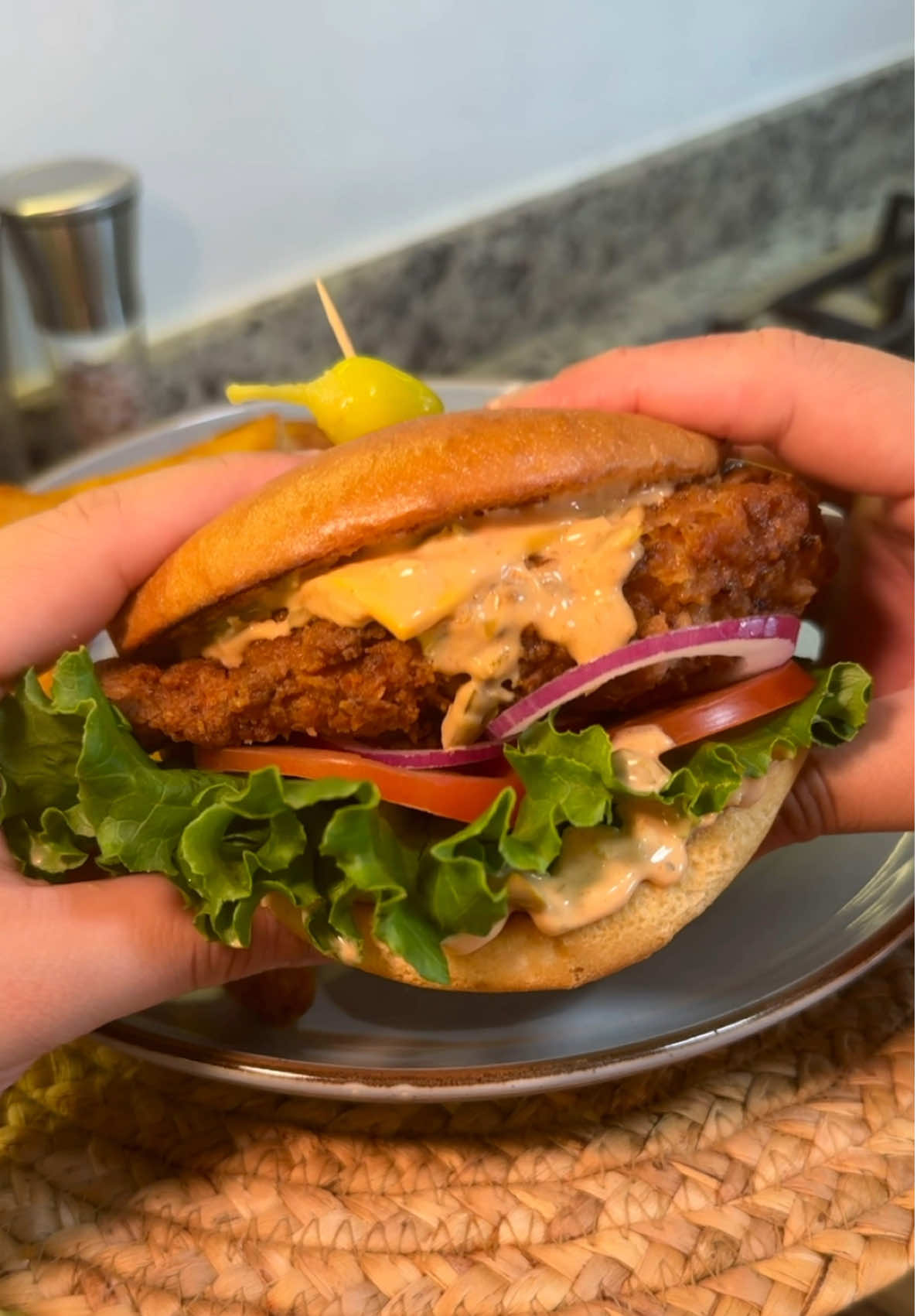 Hamburguesa de Pollo Súper Crujiente con Aderezo Especial! 🤤 Ingredientes: Pollo: 1 taza de crema para batir o leche  1 cda. Paprika 1 cda. Ajo en polvo 1 cda. Cebolla en polvo 1 cdita. Pimienta 1 cda. Sal 1 1/2 tazas Harina 1 cda. Paprika 1/2 cda. Ajo en polvo 1/2 cda. Cebolla en polvo 1 cdita. Pimienta 1 cda. Sal  @AceiteOleico suficiente  Extras: pan hamburguesa, lechuga, tomate, cebolla morada, queso americano, mantequilla, papas. Aderezo: 1/3 taza media crema  2 cdas. Mayonesa 1/2 taza chiles en escabeche finamente picados  1/4 taza catsup 2 cdas. Mostaza 1 cdita. Ajo en polvo  1 cdita. Paprika  1/2 cdita. Pimienta 1 cdita. Salsa inglesa  Sal al gusto  DIOS Procedimiento: Comienza agregando en un recipiente las pechugas de pollo con la crema para batir o leche, paprika, ajo, pimienta, cebolla, sal. Mezcla y refrigera. En otro recipiente mezcla harina,  paprika, ajo, pimienta, cebolla, sal. Reserva. Pasa las pechugas por la mezcla de harina y después devuelve a las pechugas. Cubre muy bien por la mezcla líquida y después cubre de nuevo con la mezcla de harina. Lleva a freír en aceite oleico a fuego medio.  Mezcla la media crema, mayonesa, mostaza, salsa inglesa, chile picado, paprika, ajo en polvo, pimienta y sal.   Dora con mantequilla el pan. Unta el aderezo, después pon una cama de lechuga, seguido de tomate, cebolla morada, la pechuga crujiente, y queso americano. Termina con la tapa del pan con más aderezo. Sirve y acompaña con papas, A disfrutar!  —