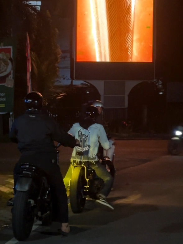 Nighty naughty ✨⛓️ #chopper  #vespa  #britishstyle🇬🇧  #capcut 