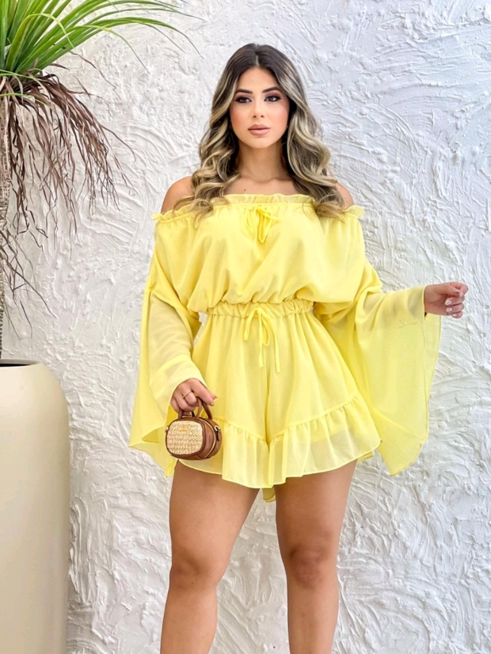 Macaquinho Sophia, em cores Candy com mangas flare assimétricas em chiffon. Uma peça única, perfeita para um look sofisticado e cheio de estilo. Já comenta 