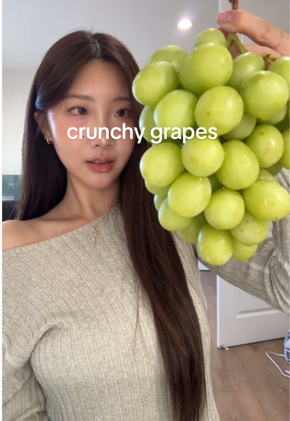 I love me some grapes #greengrapes #crunchygrapes #grapemukbang #crunch #asmr 