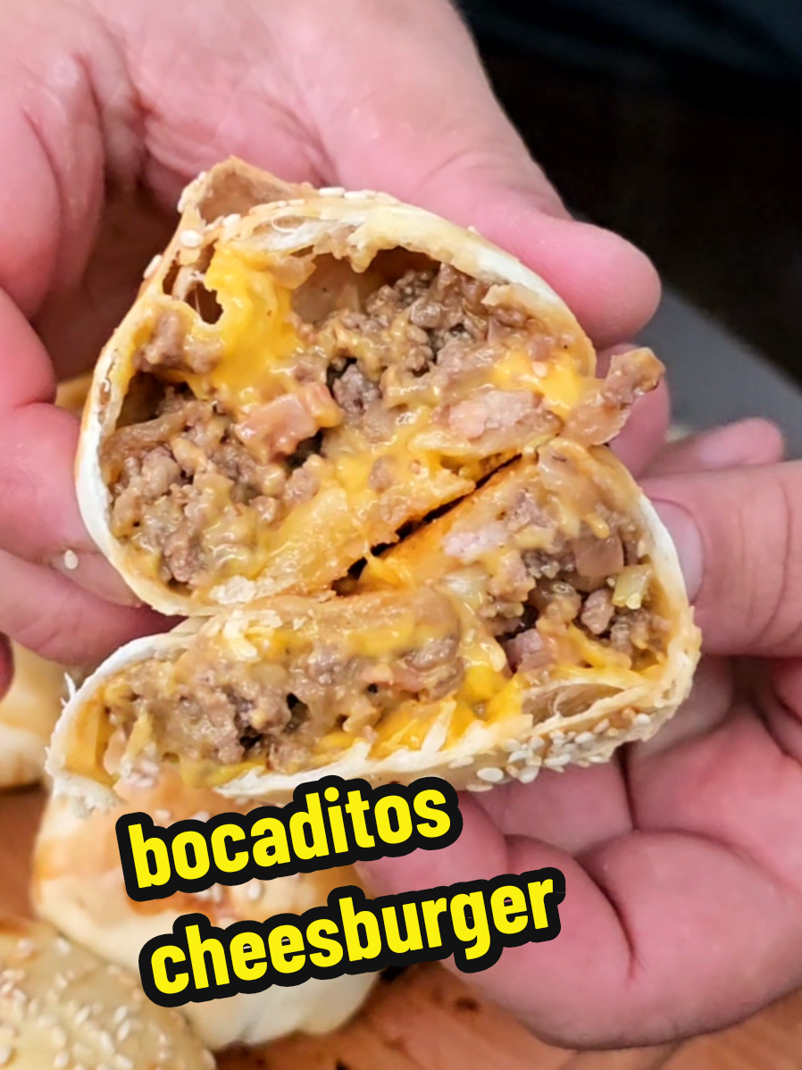 BOCADITOS CHEESBURGER Esta receta es ideal para tus picadas y juntadas con amigos 🤩 ▪︎ 500 gr. Carne picada ▪︎ 2 cebollas ▪︎ 1 diente de ajo ▪︎ 100 gr. Panceta ▪︎ 200 gr. Queso cheddar ▪︎ 3 cdas. Salsa barbacoa ▪︎ 1 cdita. Mostaza ▪︎ Sal y pimienta ▪︎ 24 Tapas de empanadas ▪︎ Huevo para pincelar ▪︎ Semillas de sésamo Picar bien chiquito la cebolla y ajo y rehogar en aceite de oliva. Poner la panceta tambien picada y la carne, condimentar y cocinar por 10 a 15 minutos y 1 minuto antes de apagar agregar la barbacoa y mostaza. Dejar enfriar un poco y rellenar las tapas con fetas de cheddar por arriba y por abajo. Llevar a placa aceitada y luego horneamos en horno fuerte 200°c. precalentado por 12 minutos aprox. Mientras espero me refresco con @gaseosasecco de pomelo que es mi favorita o como le dicen en las redes 