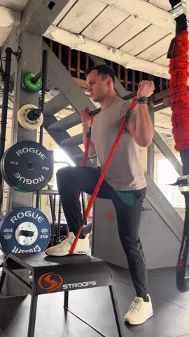R90 step ups📈🦵🔥 #stroopsfitness #resistance #bands #rehab #gym                 