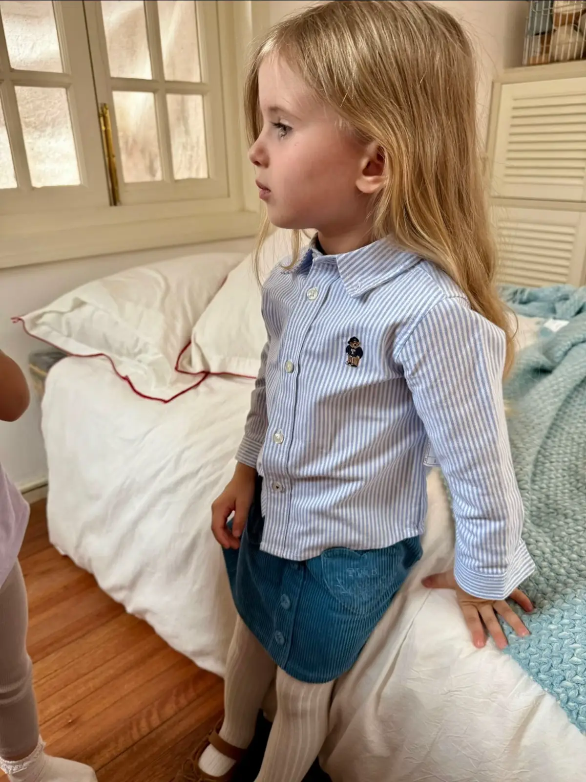 Олива попала на съёмку для китайского бренда 😍это новый для нее и для меня опыт) было много переживаний, как всё пройдет, какая будет команда, как будет вести себя Олива. Но, к счастью, команда была приветлива, ассистент говорила по русски и развлекала Оливу все возможными способами, чтобы та была на веселе 😍Олива хорошо себя вела, Амелия смотрела мультики и играла с командой, ей вообще всё было по кайфу😄