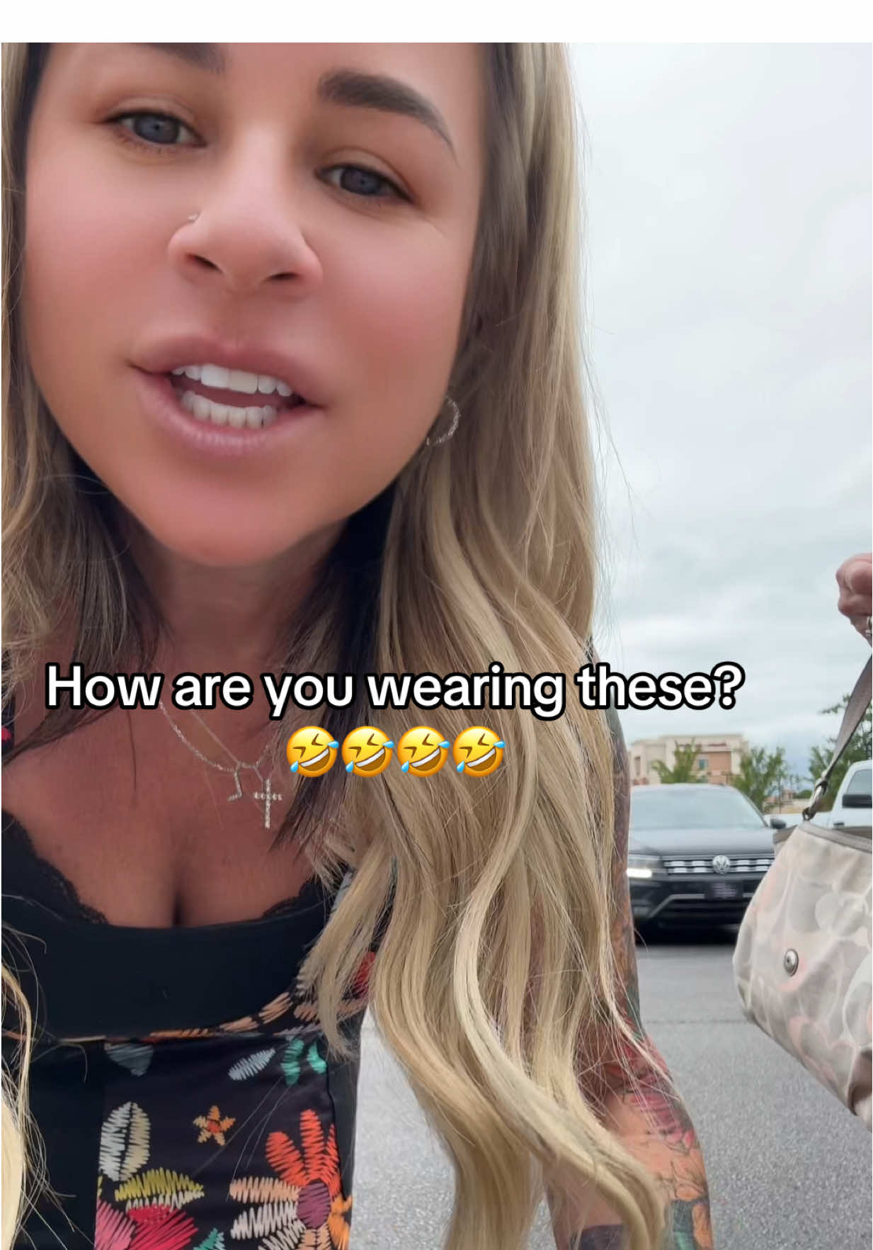 Mom just finished gardening. She couldn't remember her words 🤣🤣🤣 #fyp #momanddaughtergoals #OOTD #prestons 