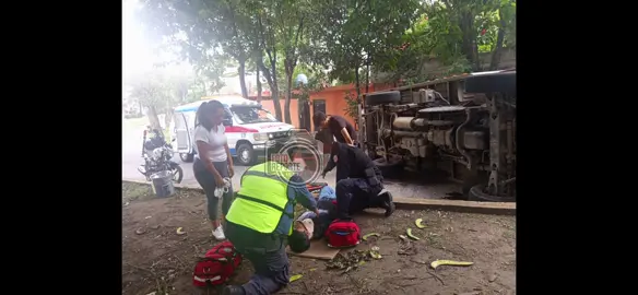 Un camión de carga volcó esta mañana en la avenida Xalapa, esquina con Lázaro Cárdenas. Testigos señalan que el exc3so de velocidad fue la causa. 👉 Dos personas resultaron les¡onadas y fueron trasladadas al hosp¡tal tras ser aux¡liadas por paramédicos. El accidente3 generó caos vial y la zona fue cerrada para retirar la pesada unidad y limpiar el derrame de combustible. #Fotoreportexalapa  #Xalapa  #noticias #veracruz 