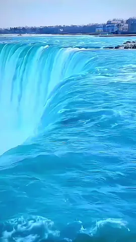 Maravilha Natural: As Cataratas do Niágara As Cataratas do Niágara estão localizadas na fronteira entre a província de Ontário, no Canadá, e o estado de Nova York, nos Estados Unidos. A nascente das cataratas é o rio Niágara, e a principal queda d’água está situada no território canadense. #CataratasDoNiágara #BelezaNatural #TurismoInternacional #viraltiktok #tiktok 