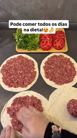 🔥 Rap 10 Fit e Saboroso! 💪🏻 Refeição rápida, prática e perfeita pra quem quer manter a dieta sem abrir mão do sabor! 🥙 Ingredientes: 1 unidade de Rap 10 (integral ou tradicional) 80g de carne moída magra (patinho ou acém) Salada a gosto (alface, tomate, cenoura ralada, você escolhe!) Sal e temperos naturais para a carne 👩🏻‍🍳 Modo de preparo: Tempere e grelhe a carne moída até dourar. Aqueça o Rap 10 por alguns segundos em uma frigideira. Monte com a carne e salada fresquinha. Dobre ou enrole como um wrap. ⚡️ Rápido, nutritivo e delicioso! Ideal pro almoço ou jantar leve.#lanchefit #lanchesaudavel #sanduichenatural #dieta #lowcarb 