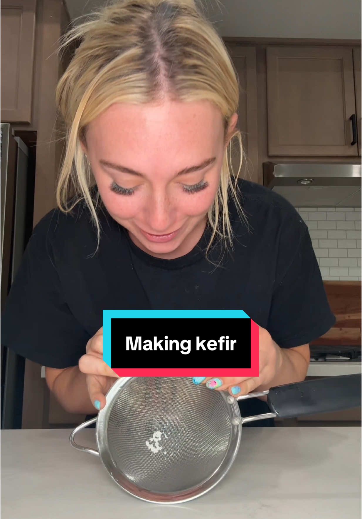 Kefir grains ferment in milk and make a yogurt like drink full of probiotics 🥰🥛🐄 #cooking #kefir #DIY making homemade kefir 