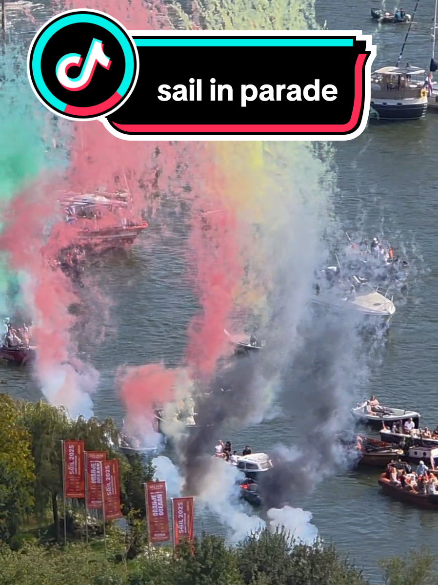 can you guess what country based on the colors of the fireworks?😜 #Amsterdam #lifeinamsterdam #dutchiescanrelate #sailamsterdamparade #Dutchlife 