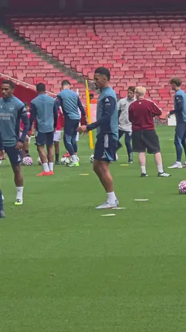 William Saliba is having fun at Arsenal's open training day. @arsenal #Saliba #Football 