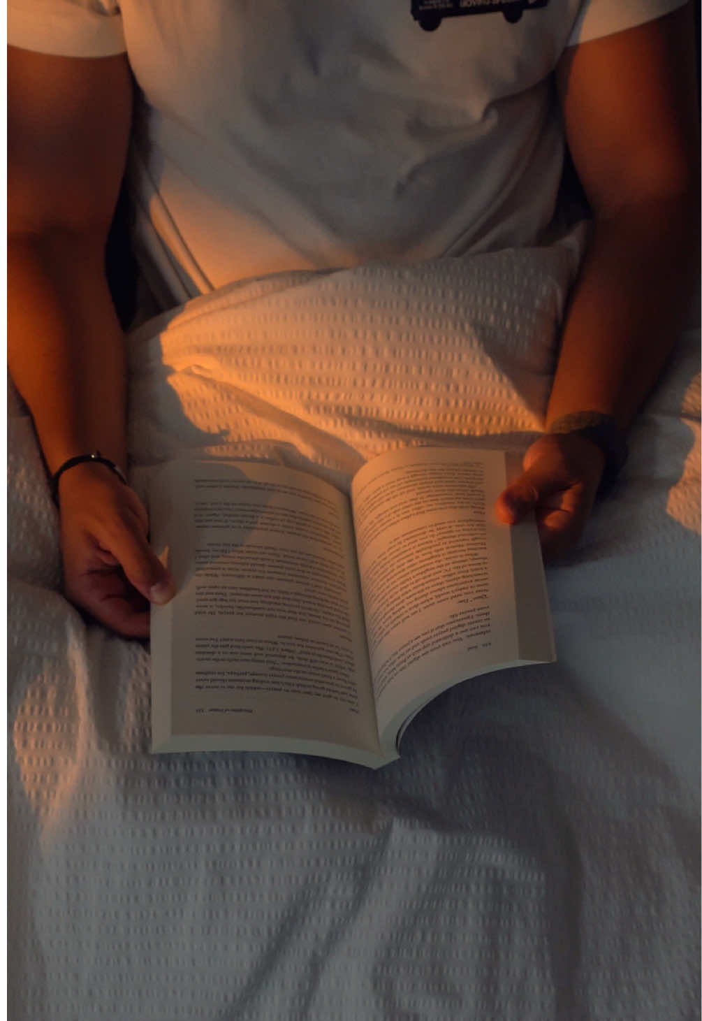 How to switch angles without cutting the shot 👇 Here’s the tripod trick: 	•	Place two legs on the table for the overhead (top-down) shot 	•	Set the third leg at the spot where you want your front shot to land 	•	Tilt and lower the tripod carefully until you reach the front angle No cuts. No extra gear. Just one smooth move. #filmmaking #tutorial #cameratips 