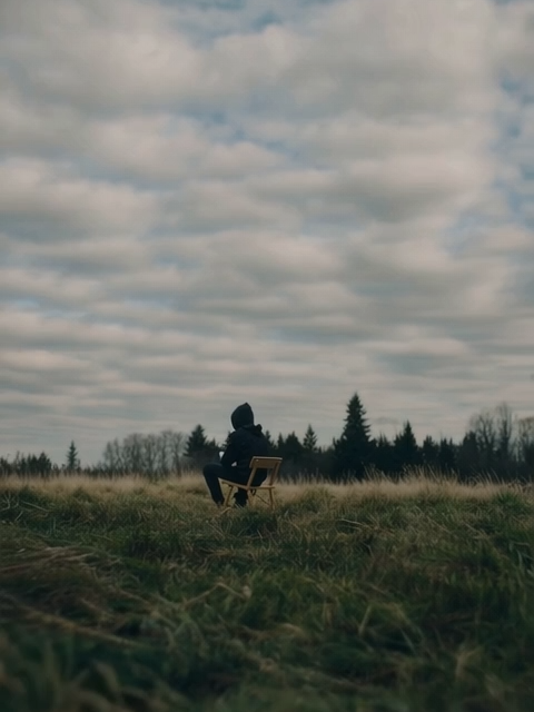 A Moment of Pure Loneliness A man sits alone in an endless field — no words, no movement, just silence and the soft touch of the wind.This isn’t just a video… it's a feeling.The stillness, the distance, the isolation — this is what loneliness truly looks like.#Watch till the end and feel it. #NoDialogue #JustEmotion #loneliness #cinematicshort #solitudem83 #hoodieman #silentvideo #emotionalscene #deepvibes #aestheticvideo #tiktokfilm #sadvideo #poeticgerman #shortfilmvibes #emptiness #sadness #Snowfall #divertido #daily #SEA