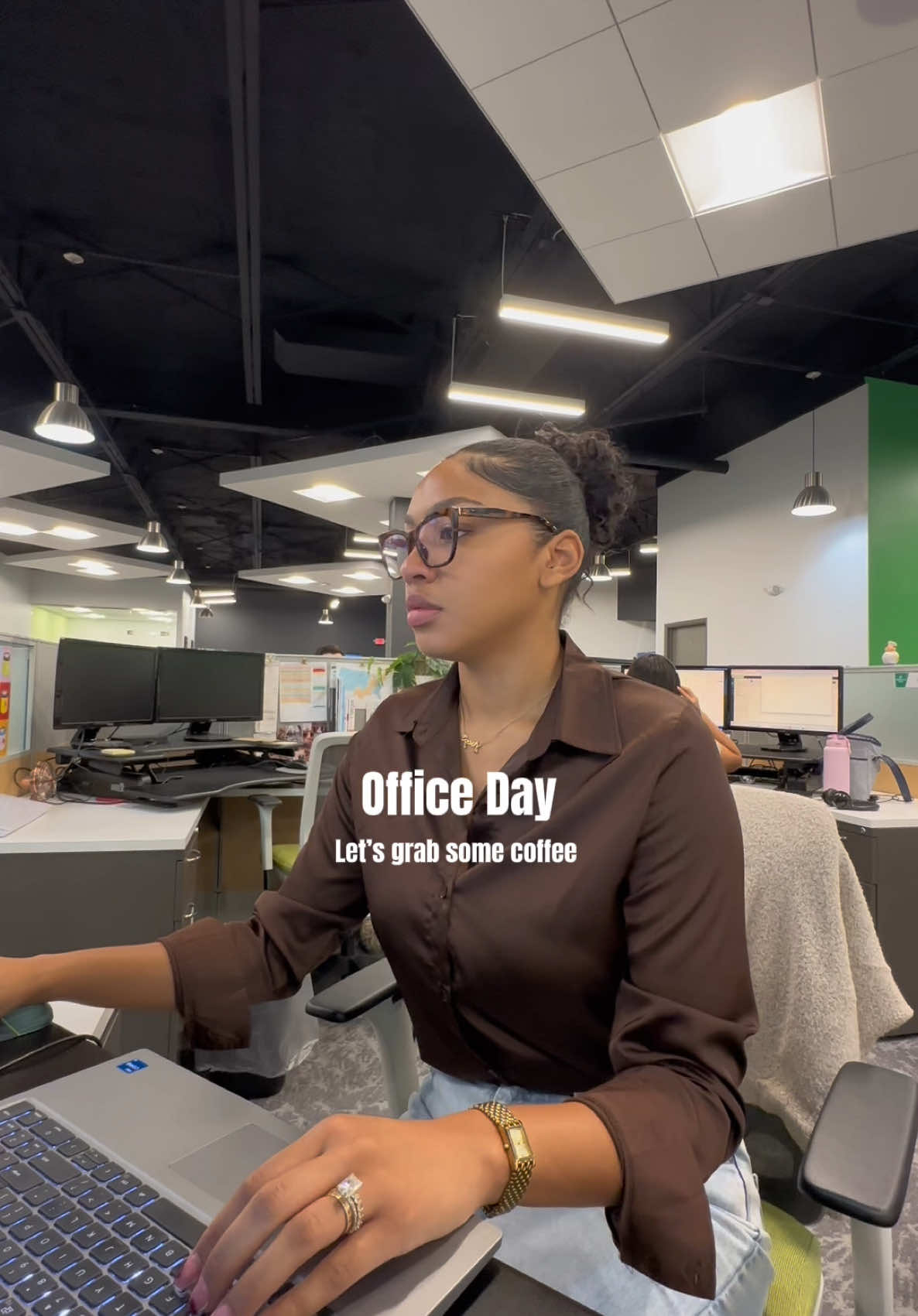 Love working hybrid #workvlog #workwithme #office #coffeetime 