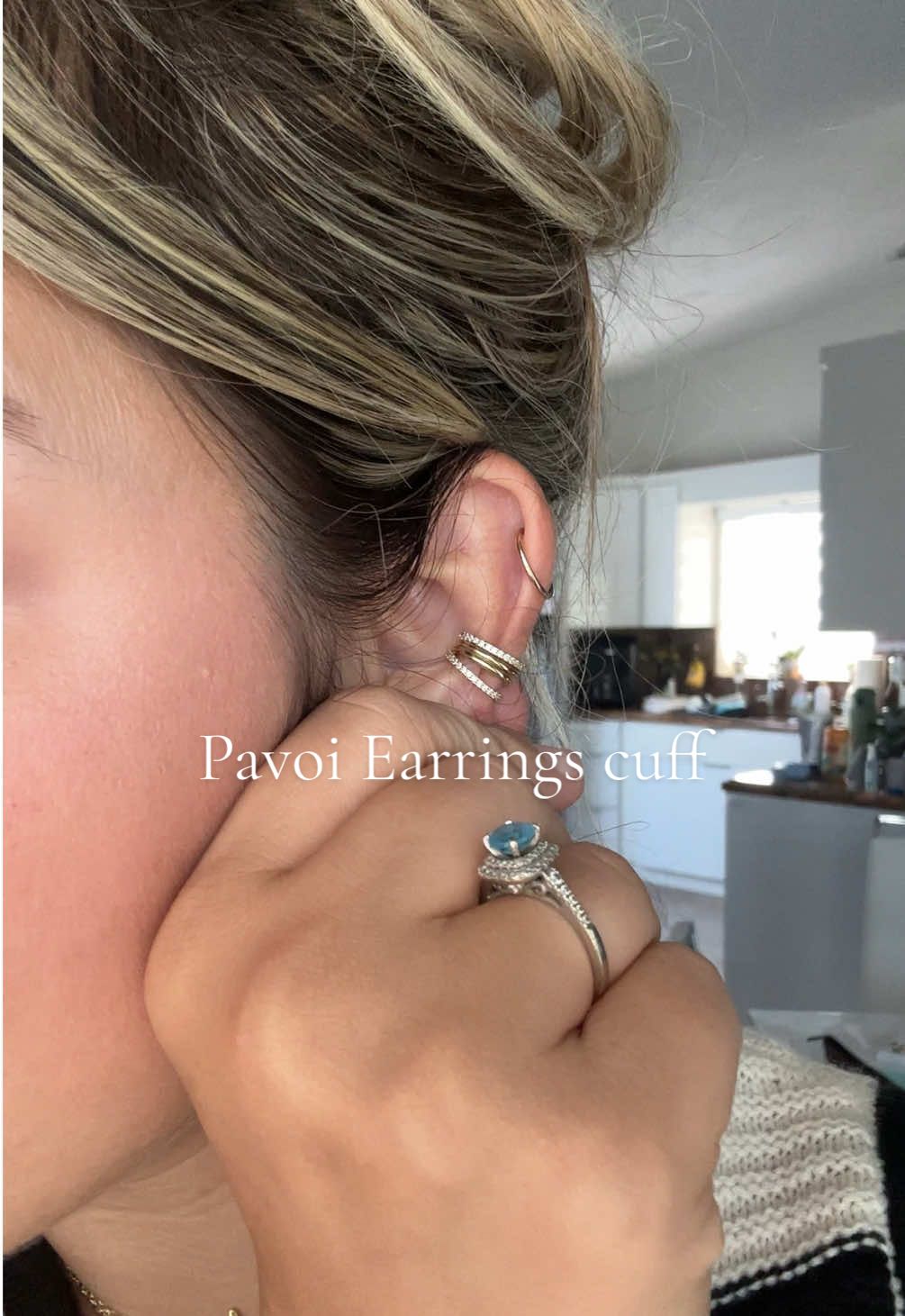 Pavoi cuff super lindo que luce mayormente cuando recoges el cabello lo puedes usar a diario y no se oxida ni deja la piel verde#pavoijewelry #pavoiearrings #jewlery #tiktokshopcreatorpicks #earringcuffs 