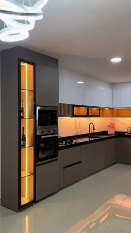 🔹COCINA MODERNA🔹  La combinación de MDF Capuccino y Blanco brilloso✨ Con una iluminación cálida, la integración de electrodomésticos y la funcionalidad son también aspectos claves en este estilo🤍  También podemos encontrar detalles como: 🔹PVC SÍMIL MÁRMOL para revestimiento de pared. 🔹Mesada GRANITO NEGRO SAN GABRIEL, que aporta durabilidad y resistencia. 🔹CRISTALERÍA incorporada. #cocinamoderna #elegante #pvc #lucesled #encarnacionparaguay 