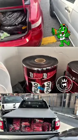 📰 DISE OSASCO FECHA FÁBRICA CLANDESTINA DE CAFÉ NQ MOOCA QUE ERA VENDIDO EM OSASCO! 🚔 Policiais civis da Delegacia de Investigações Sobre Entorpecentes (DISE) de Osasco fecharam nesta terça-feira 19/08 uma fábrica clandestina na Mooca, zona leste da capital paulista, onde eram produzidos e armazenados pacotes de café falsificados da marca Pilão. De acordo com o delegado titular da Dise, Igor Guedes, as investigações tiveram início após a empresa propietária da marca identificar possivel falsificação do produto.  Os falsificadores utilizavam café de qualidade inferior, embalado com rótulos da marca Pilão, para posterior comercialização em mercados e mercearias.  O representante da empresa confirmou a adulteração durante a perícia.  A presença de bobinas de embalagens da marca “Brilhante” também levantou indícios de falsificação de sabão em pó. Durante as investigações de campo, os agentes abordaram um uma picape carregada com 40 fardos do produto adulterado.  O motorista confessou o crime e informou o local de produção clandestina. No local indicado, os policiais encontraram um outro suspeito, que também participava do esquema. O espaço funcionava exclusivamente para atividades ilícitas, servindo de depósito para centenas de pacotes de café contrafeito e roupas falsificadas de marcas diversas,  ao todo, foram apreendidos 550 pacotes de café falsificado (275 kg); 51 sacos com 2.550 peças de roupas contrafeitas; uma máquina de silk; nove bobinas com embalagens de café falsificadas; duas bobinas com embalagens de sabão em pó; além de um veículo usado no transporte. A dupla foi presa em flagrante e indiciados por crime contra as relações de consumo, previsto no artigo 7°, inciso Ill, da Lei n° 8.137/90.  Ambos foram encaminhados à cadeia pública e permanecem à disposição da Justiça. #café #clandestina #falsificação #cafe #mooca 