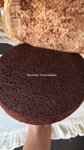 Saftige Brownie Tortenböden😋🍫 Zutaten⬇️ 250g Zartbitter Kuvertüre 200g weiche Butter 5 Eier 130g Zucker 50g Backkakao 180g Mehl 1 Prise Salz 1 Pck. Backpulver 90 ml Milch Bei 180 O/U Hitze 30-35 Min backen #schokolade #Tortenboden #schokotorte #Brownieboden #fyp 