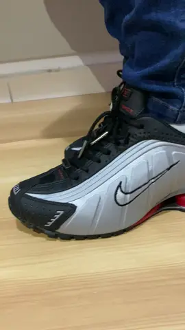 Nike Shox R4 (4 Molas) – O clássico que voltou com tudo! Com design imponente e as lendárias 4 molas traseiras, o Shox R4 entrega amortecimento, conforto e muito estilo em qualquer ocasião. Um ícone dos anos 2000 que continua sendo um dos modelos mais desejados da Nike. ✔️ Estilo marcante que chama atenção ✔️ Conforto extremo para o dia a dia ✔️ Tecnologia exclusiva das 4 molas ✔️ Perfeito para quem gosta de se destacar 🚚 Frete grátis para todo o Brasil 💳 Parcele em até 12x sem juros 🔥Não deixe para depois, garanta já o seu Nike Shox R4 e sinta a diferença das molas mais famosas do mundo.