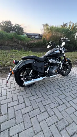 Super Meteor 650 customizada.