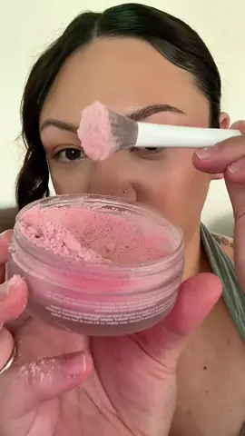 Brightened, blurred, locked 🔒 💞 @ONE SIZE BEAUTY pink setting powder. I love using these under my eyes for a brightend look 🤩 #onesizepinkpowder #onesizepowder #settingpowder #longlastingmakeup #makeuptutorial 