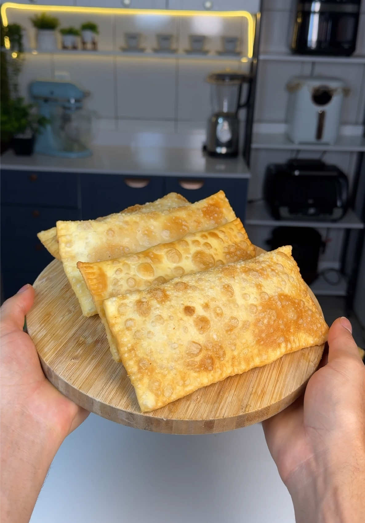 Já fez pastel igual de feira em casa?  Ingredientes  500g de farinha de trigo sem fermento  1/2 colher de sopa de sal  2 colheres de sopa de óleo  2 colheres de sopa de vinagre  200ml de água temperatura ambiente  #receitasimples #massa #pastel 