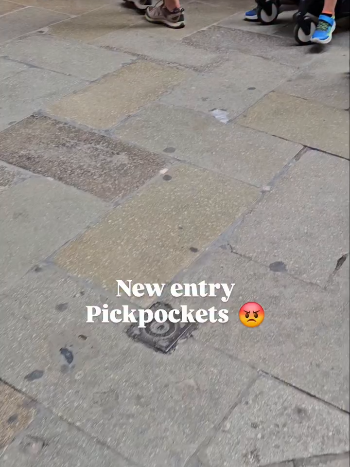 CUIDADO COM AS ''PIKPOCKETS'' DE VENEZIA Arrivati rinforzi LADRONE 👀GUARDATE LE BORSE ORIGINALI 😡 Reinforcements have arrived THIEF 👀 LOOK AT THE ORIGINAL BAGS 😡