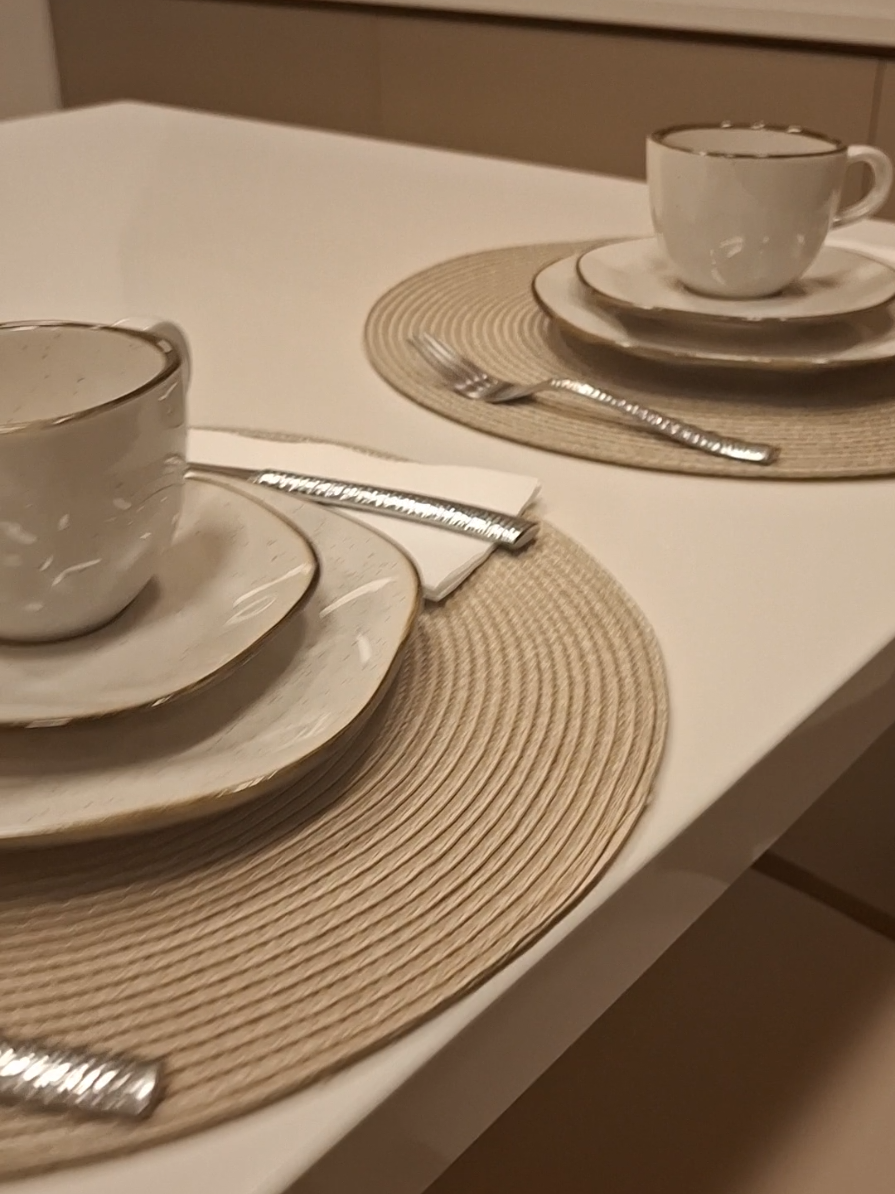 Kit 6 ou 4 peças de jogo americano redondo para acomodar louças.  #jogosamericanos #souplast #mesaposta 