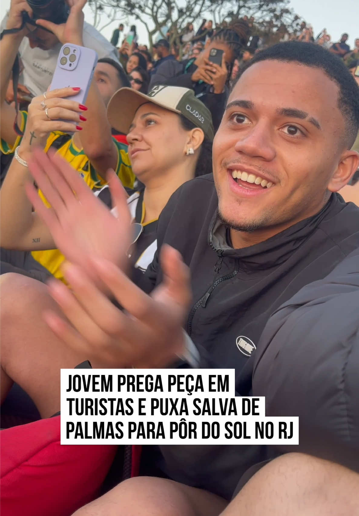 ☀️😂 O que era para ser só uma oportunidade de apreço pela #natureza, acabou se tornando um momento para lá de hilário protagonizado pelo jovem Lucas. Na ocasião, ao lado dos amigos e diversos turistas que visitavam o #RiodeJaneiro, todos estavam assistindo ao belo pôr do #sol que caía na cidade, quando Lucas teve uma ideia: puxar uma salva de palmas para a ocasião. A atitude pegou todos de surpresa, mas acabou dando certo e a galera aplaudiu. 