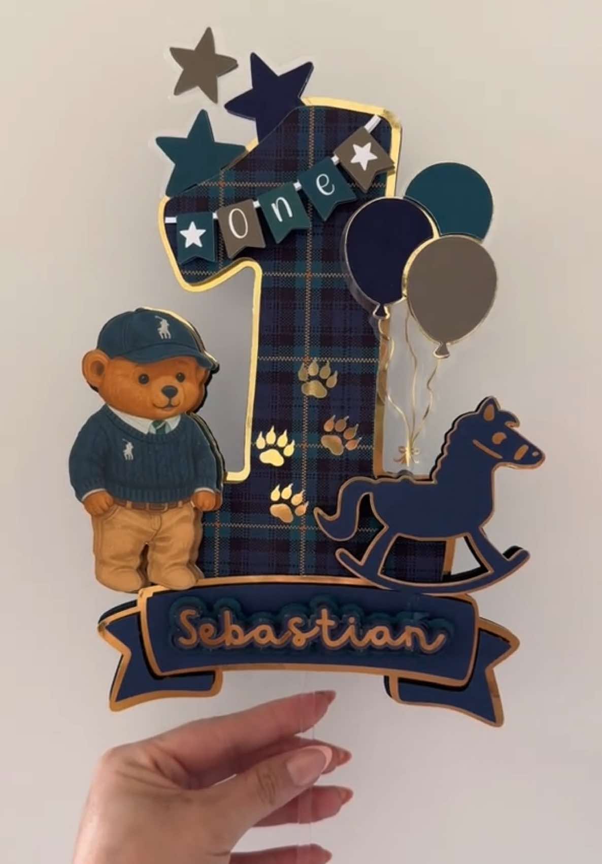 Cake topper Ralph Lauren theme   que hermosura diganmen si no???  Sebastián 1er añito en azul y dorado✨✨                    #diycraft #cricut #cricutprojects #ralphlauren #party #ralphlaurendecor #onebirthday #one #caketopper 