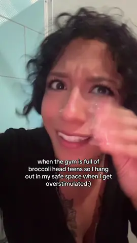 sorry but yall don’t need to be supersetting on 3 diff machines to take 40 mins to yap & body check 😔 