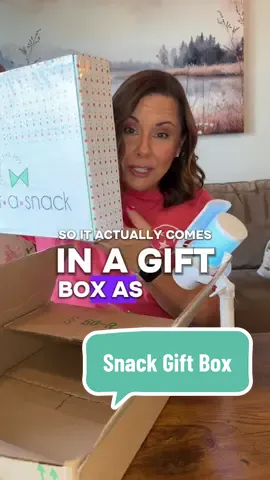 Gift someone you love a box of snacks!  #snackbox #momtok #carepackage #collegecarepackage #foodgift 