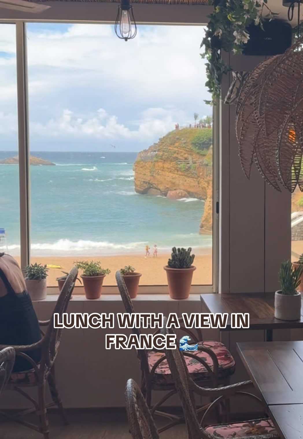 Lunch views in biarritz 🌊 #biarritz #france #summervacation #lunchwithaview #biarritzfrance 