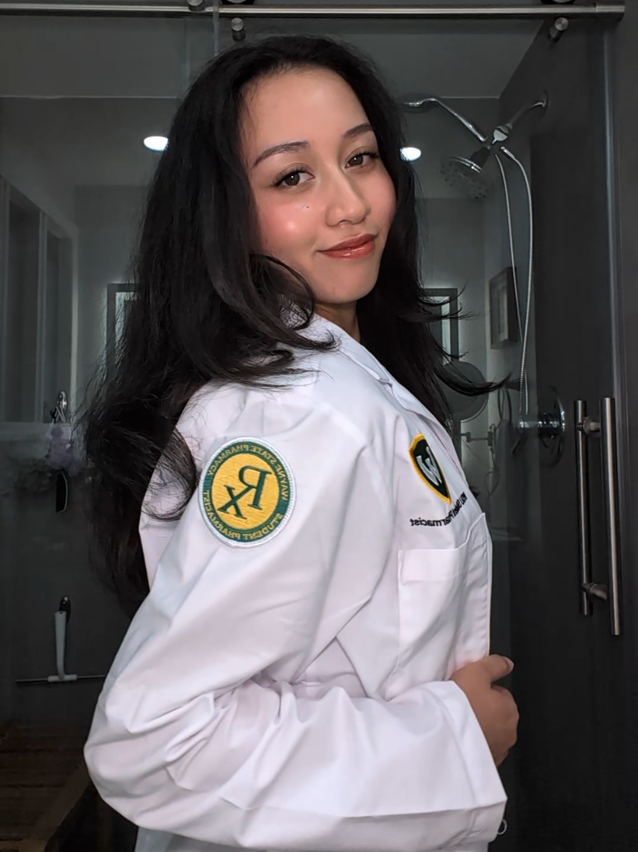 in my white coat 🤭 (ignore the stain pls) #whitecoat #whitecoatceremony #p1 #pharmacy #pharmacystudent 