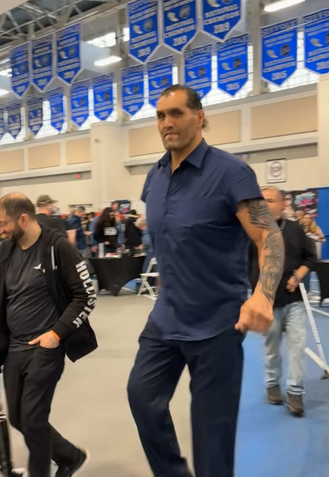 Ever seen a tree walk? Meet The Great Khali! #WWE #fyp #wrestlingtiktok #tiktok #prowrestling 