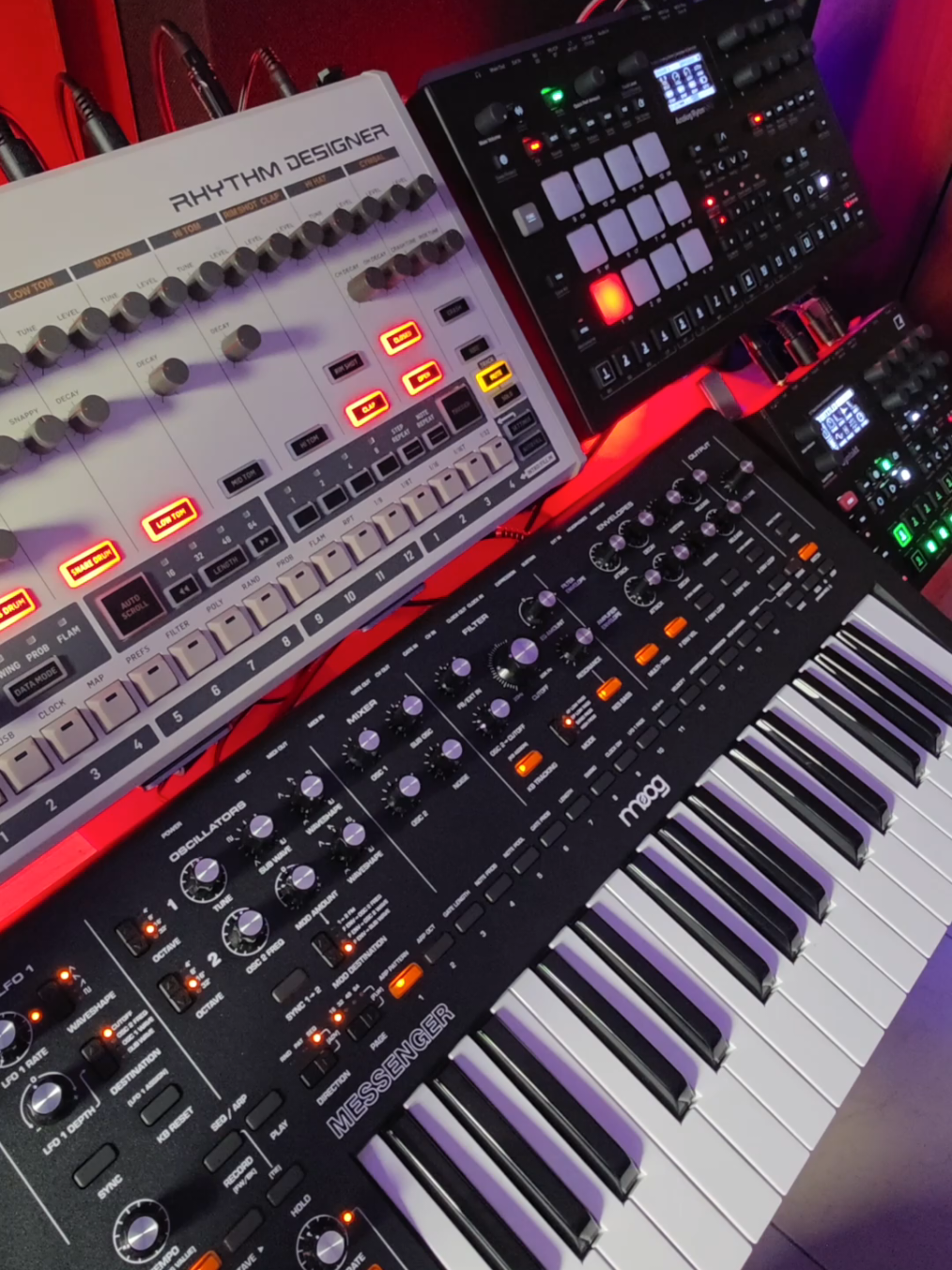 Mi primer sintetizador MOOG por fin! 😍😍😍 este es mi primer día jugando con el Moog 