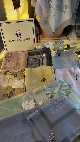 Dapatkan ISI 5 PCS HIJAB MUTIF yang lembut dan mudah dibentuk! Ukuran standar 110x110, nyaman dipakai sehari-hari.