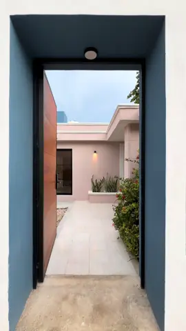 ✨🏡 La Casa Azul Caimitos Una sola planta, 3 recámaras, terraza, alberca privada y un árbol de caimito 🌳 que hace único este hogar en el corazón de Mérida. 📍 A unas cuadras de Paseo Montejo. 👉 Agenda tu visita y hazla tuya 💙 #Mérida #CasaEnVenta #LaCasaAzul #HogarSoñado #RealEstateMéxico 