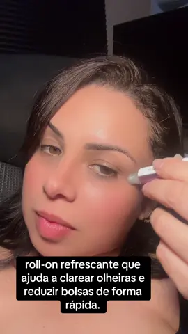 Olheiras nunca mais! O Roll‑on EnvySkin combina Niacinamida 5% e Vitamina C para clarear, reduzir bolsas e hidratar a área dos olhos. Efeito refrescante imediato com esfera metálica e resultados em poucos dias. #SkincareTikTok #Olheiras #Clareador #AutoCuidado #SérumFacial