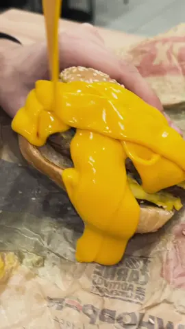 ¡COMO PEGA EL HAMBRE A ESTA HORA! 🤤🍔 ¿Ya probaste nuestro Oasis de Cheddar? #BurgerKing #Comida #hamburguesa #PapasFritas #hambre 