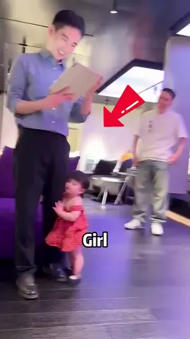 Little Girl recognizes wrong dad twice and the scene is hilarious#funny #shorts #kid
