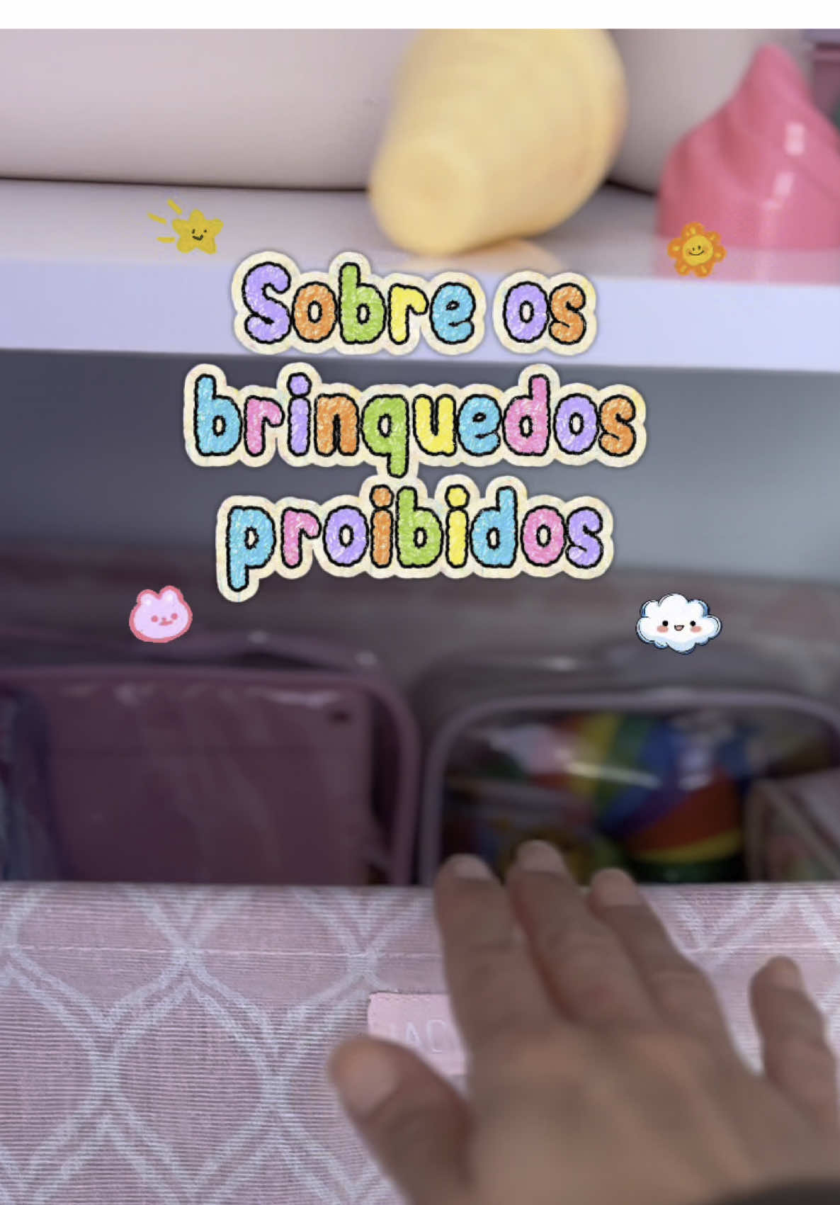 As vezes tem que desenhar né, da série brinquedos proibidos aqui em casa, eu mostro o porque alguns brinquedos são evitados aqui mas que são usados com um potencial de desenvolvimento infantil muito maior. Mas algumas pessoas que não assistem os vídeos aqui completo, interpretam que, eu não deixo a Clara brincar, mas eu estou tirando a infância dela e bla bla bla, mas não me importo porque isso vem de uma minoria que não me segue aqui e nem ao menos acompanha nossa rotina. Mas para quem entende e até está se divertindo também criando tantas possibilidades para melhorar o redirecionamento do brincar durante a infância, aqui vai também meu muito obrigado! Fora mais de 2 milhões de visualizações nos vídeos é isso mostra que vocês amaram o tema. #brinquedos #maternidade #maedemenina 