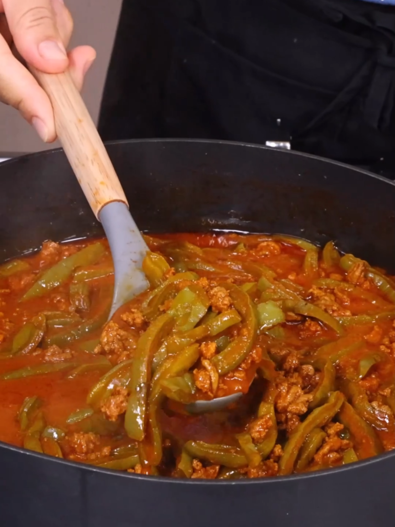 Picadillo Rojo con Nopales INGREDIENTES: - 900 gr de nopales (2 libras) - 1 cdita de sal - 1/2 cdita de bicarbonato - 1 ajo - 1/4 de cebolla chica - 2 libras de carne de res molida (1 kilo aprox) - 1 cdita de sal - 1/2 cdita de pimienta negra molida - 1/2 cdita de cebolla en polvo - 1/2 cdita de ajo en polvo - aceite - 1 tomate - 10 chiles guajillos - 1 ajo grande o 2 chicos - 1/4 de cebolla chico - 1 cdita de oregano - 1/2 cdita de comino entero - sal extra si lo necesitas Cdita= Cucharadita Cda = Cucharada #ComidaMexicana #RecetasMexicanas #CocinaMexicana #HechoEnCasa #RecetasFaciles #RecetasRapidas #IdeasDeComida #QueCocinarHoy #MexicanFood #FoodReel#noaples #cocinacongabby #viralvideo #parati #comidamexicana🇲🇽🍴🍽️
