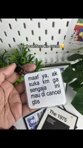 mau confess.. tapi takut.. yaudah beli ganci ini aja 😭🙏🏻 #keychain #gantungankunci #custom #teksanomali #anomali 
