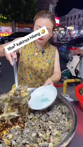kepiting kaget karena kakinya hilang. 🤣🤣 #fypシ゚viral  #fypppppppppppp  #vidiolucu 