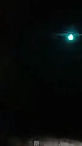 OLHE PARA CIMA ☄️ Uma câmera registrou o momento em que uma bola de fogo iluminou o céu em Kagoshima, no sul do Japão, na noite desta terça-feira (19). Especialistas explicam que se o fenômeno se tratou de uma estrela cadente extremamente brilhante, formada quando partículas de poeira ou fragmentos de asteroides entram na atmosfera e queimam. “Imagino que a área ao redor tenha ficado tão clara quanto o dia por um instante, e é possível que o objeto tenha caído no oceano como meteorito”, disse Toshihisa Maeda, diretor do Museu Espacial de Sendai. #CNNBrasil #CNNVirais #Meteoro #Japão 📹:Reuters