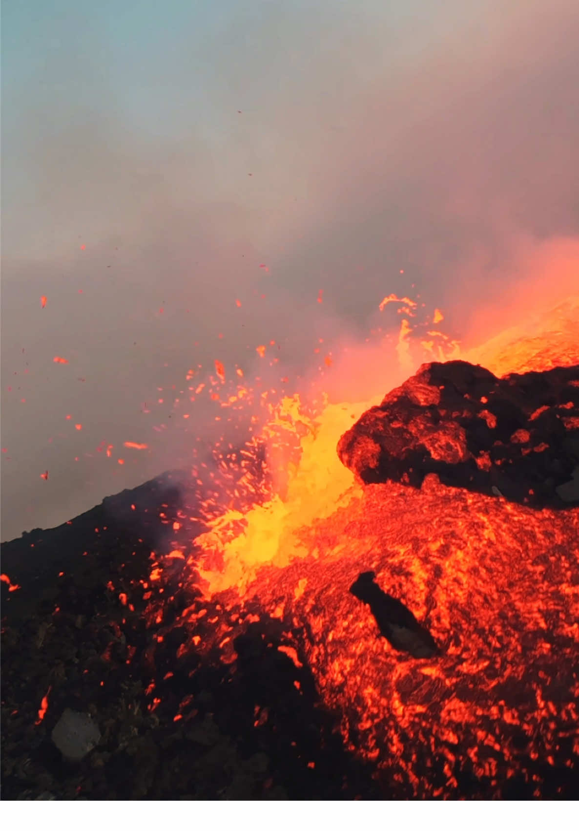 🌋 L’Etna, il gigante di fuoco che domina la Sicilia, è pura magia. Ma guardarlo dal cielo? Un’esperienza che toglie il fiato! 🚁 Con il mio drone ho catturato ogni dettaglio: la potenza dei crateri, i fiumi di lava che raccontano storie millenarie, i colori che danzano tra il nero della roccia e l’azzurro del cielo. Questa non è solo una ripresa, è la mia passione che prende vita! Ogni volo è una sfida, ogni inquadratura un sogno che si realizza. 💥 Voglio portarvi con me in questo viaggio: qual è il vostro angolo preferito dell’Etna? O quale meraviglia vorreste vedere ripresa dal mio drone? Scrivetelo nei commenti e lasciatevi ispirare! 🔥 #etna #pioandreaperi #dji #fpv #drone  @DJI Official @DJI France @DJI DE | AT | CH @DJI Italia 
