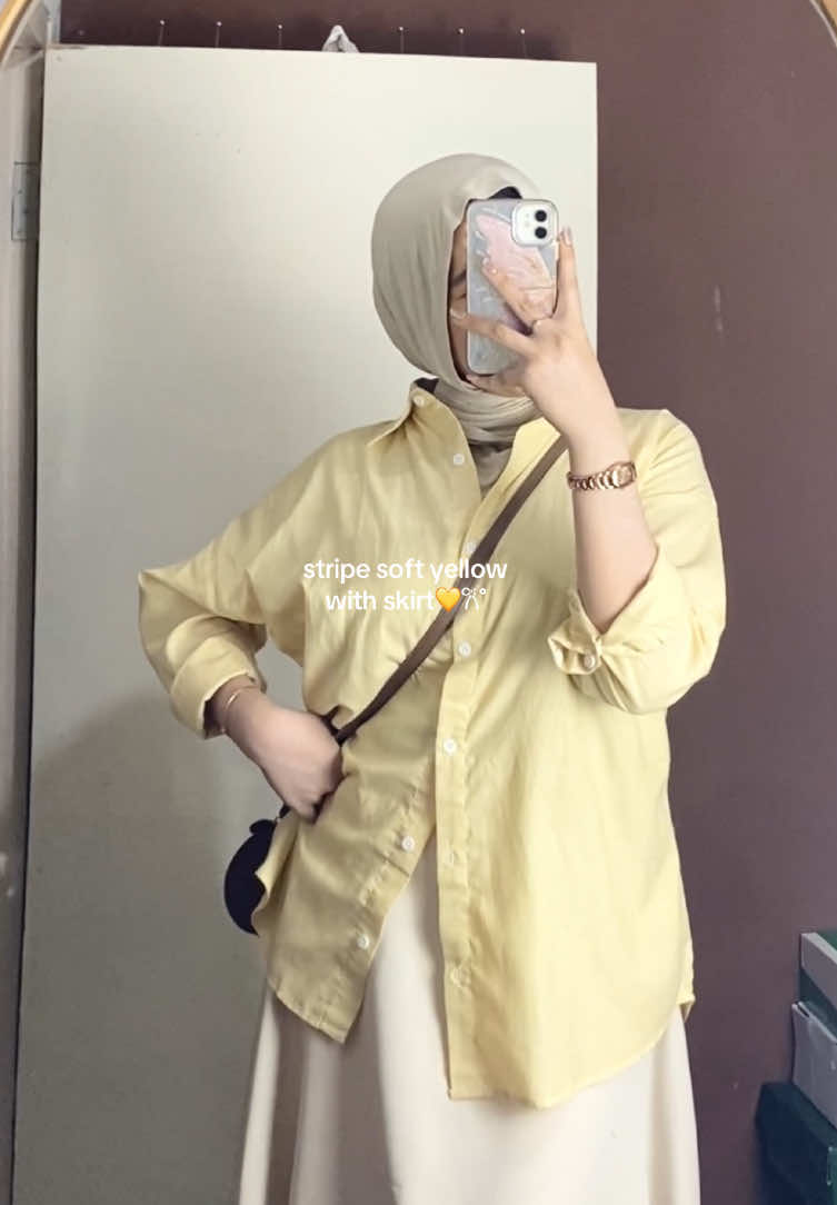 kecintaan banget sama warna yellow ternyata ga norak💛 #kemejawanita #kemejaoversize #kemejasalur 
