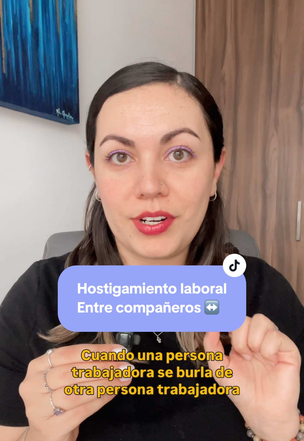 Burlas entre compañeros, apodos ofensivos o excluir a alguien del grupo de trabajo… eso es hostigamiento horizontal: actos cometidos por trabajadores contra otros trabajadores. 👉 Aunque no participes, patrón, la ley te obliga a investigarlo y sancionarlo. Lo incómodo: la denuncia por hostigamiento empieza dentro de tu empresa. Si no tienes un canal ni protocolo interno, tarde o temprano terminará en tribunales ⚖️. 💬 ¿Ya sabes cómo atender una denuncia entre trabajadores antes de que explote? #HostigamientoLaboral #Mobbing #PrevenciónLegal #PatronesMX #AbogadaLaboral  