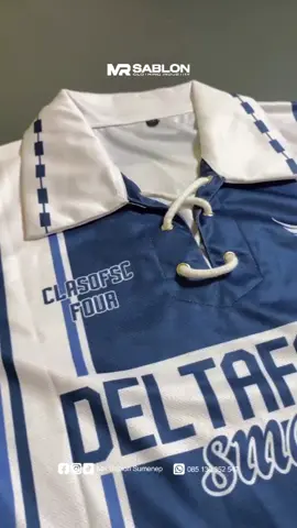 ⚡ Jersey kelas biasa? Udah mainstream! Anak-anak SMADA Sumenep pilih yang beda: jersey retro vibes dengan kerah polo klasik plus tali lace-up ala oldschool. ✨ Detail ini yang bikin jersey keliatan lebih eksklusif, beda dari kelas lain, dan punya style ala jersey Eropa jadul. Dipadu dengan alinya garis vertikal yang bikin tampilan makin sporty & elegan. ✅ Bahan adem & nyaman ✅ Warna tajam ngejreng Bukan cuma sekadar seragam kelas, tapi identitas kebersamaan, kenangan, dan style statement! 🎉 --- Mau kelas kamu juga punya jersey dengan detail premium sekeren ini? 📩 Chat MR SABLON sekarang dan custom desain sesuai gaya tim kamu! #jerseykelas #jersey #kaoscustom #smadasumenep  #smada 