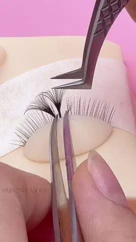 ✨ Handmade blooming fans placed perfectly on the mannequin — precision, patience, and practice with Emma’s touch 💜🌸 #LashTraining #BloomingFans #HandmadeLashes #MannequinPractice #LashArtist     